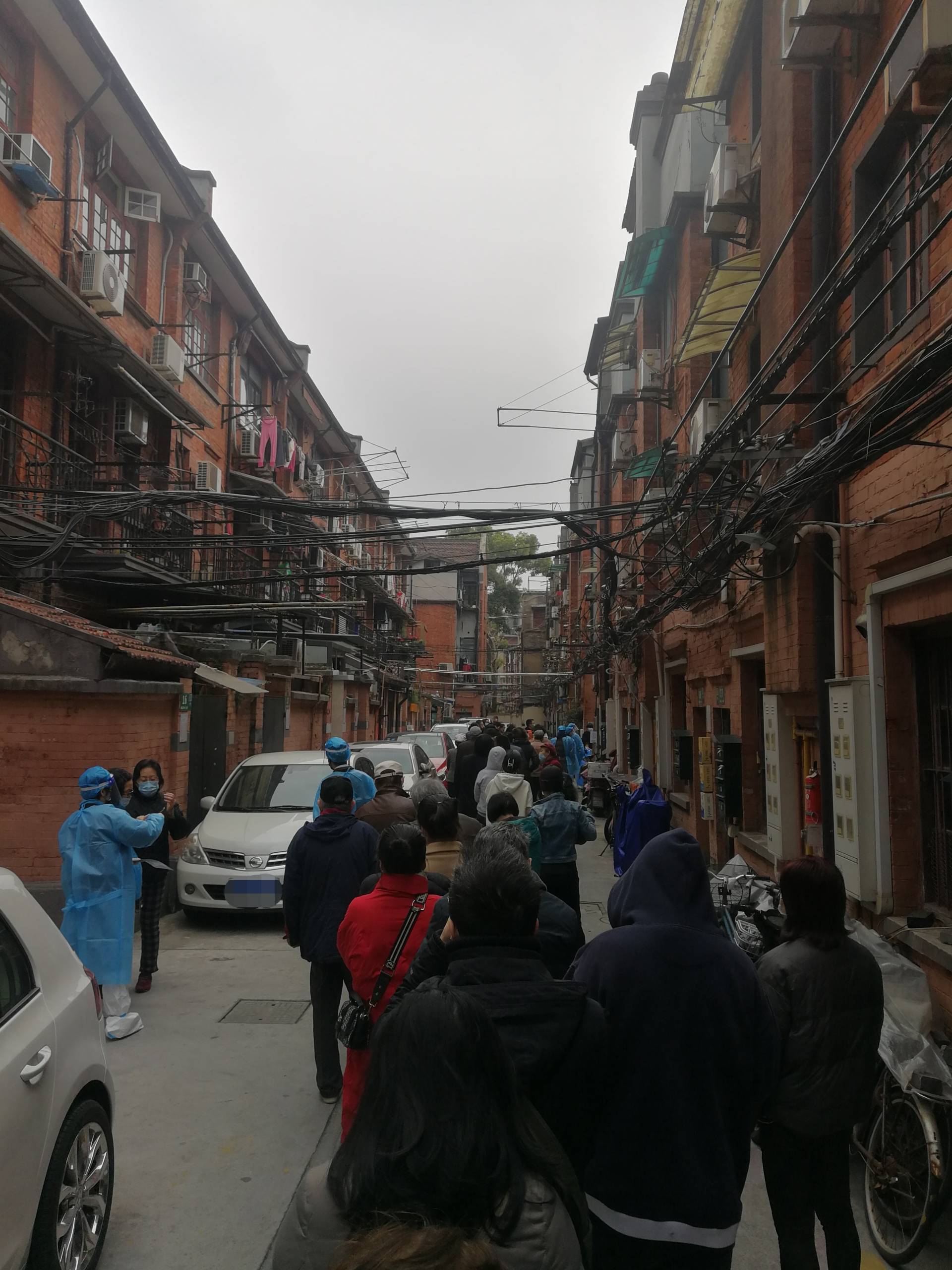 意大利人用中文记录疫情曾睡在雕塑里上海邻居送大米蟑螂药