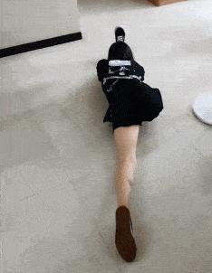 妹子的皮裤穿的真紧，有人知道妹子皮裤上的包怎么回事么，哈哈