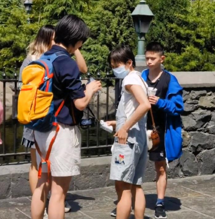 16岁全红婵穿背带裤游玩，发育迅猛个子猛涨，可可爱爱邻家小妹妹