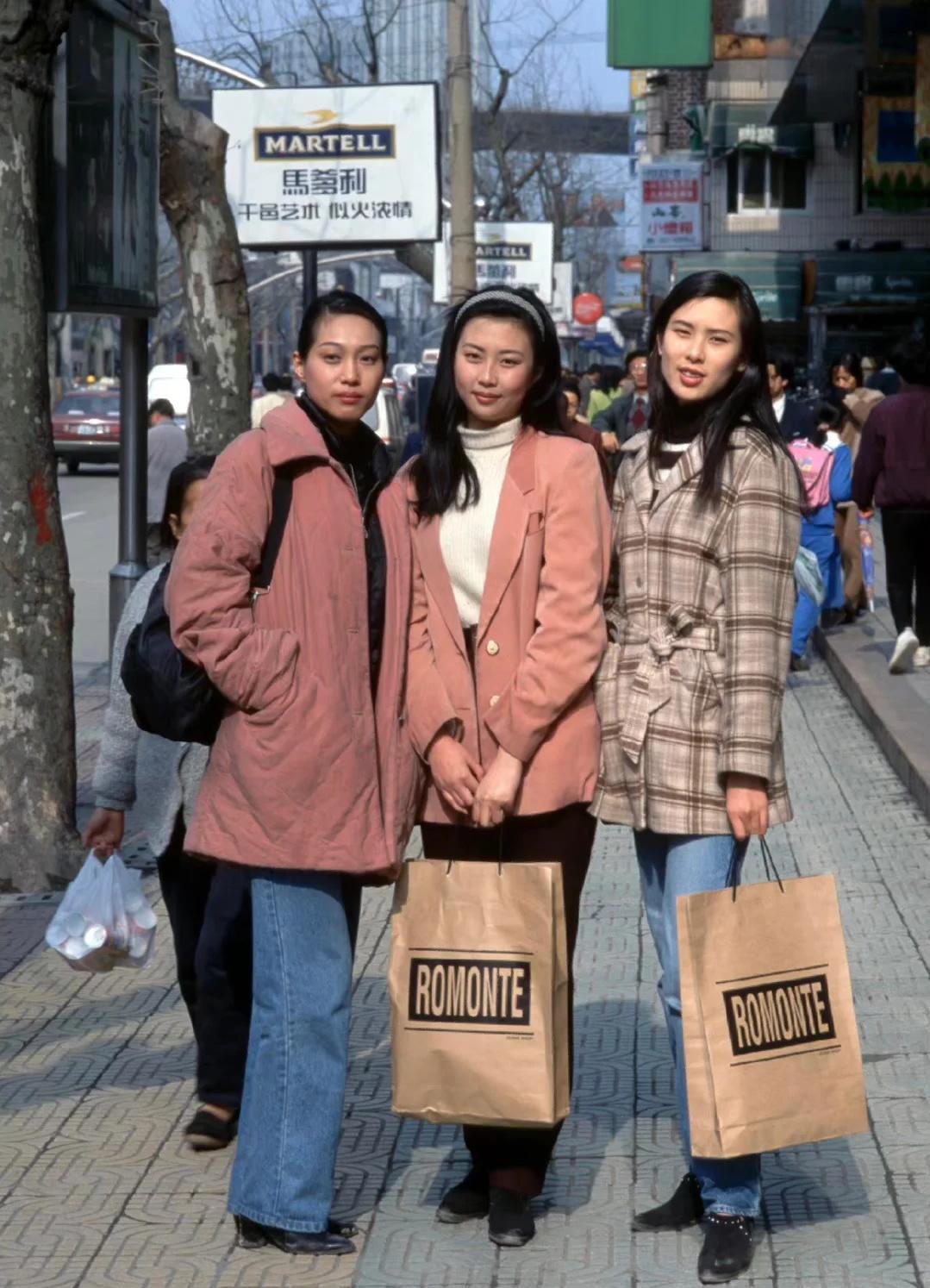 高清老照片：旗人格格大腿岔开豪放洗衣，地主三妻四妾不输女明星