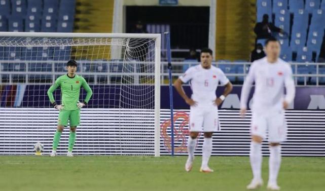 国足客场1比3不敌越南赛后谢场,国足被粉丝怒骂名场面