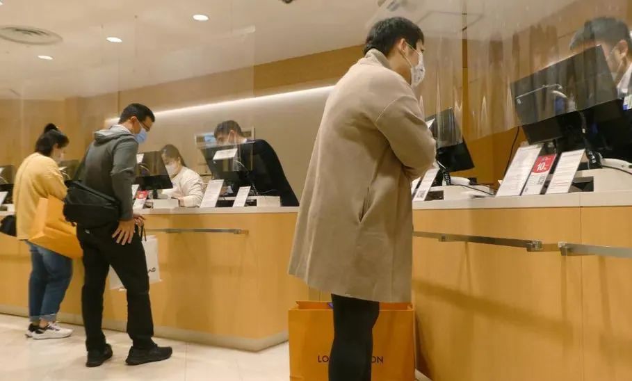 访日游客开启爆买模式,日本成了全世界最便宜的地方