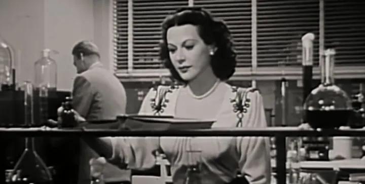 她是好莱坞第一位*星艳**，3.5亿卖出一个吻，却发明WiFi震惊世界