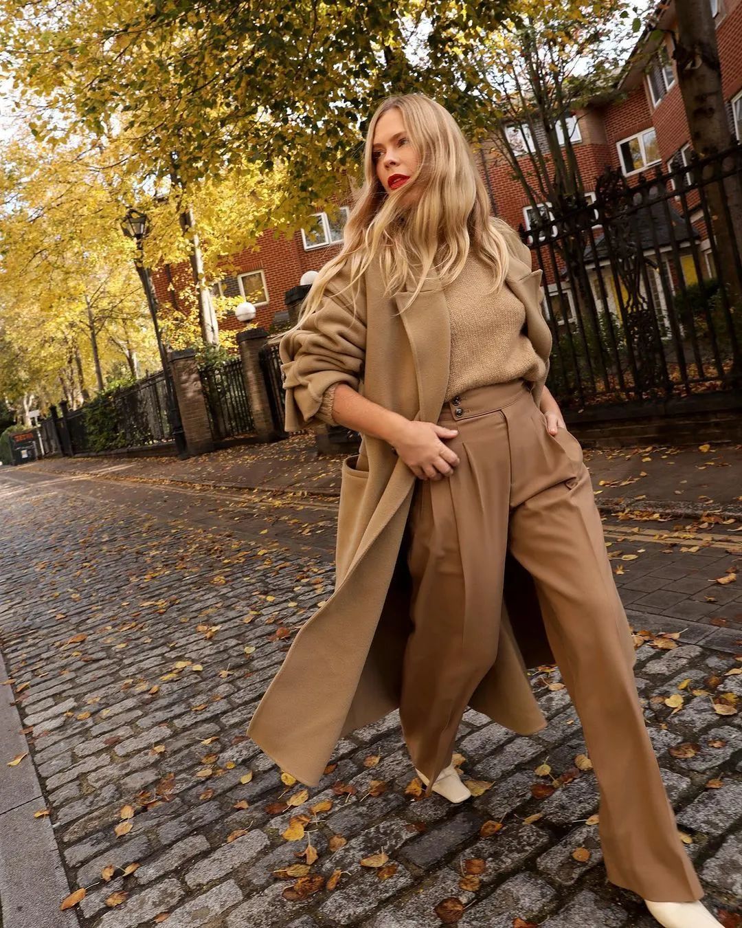 驼色连衣裙搭配的高级穿法,原来都这样穿驼色太年轻洋气了