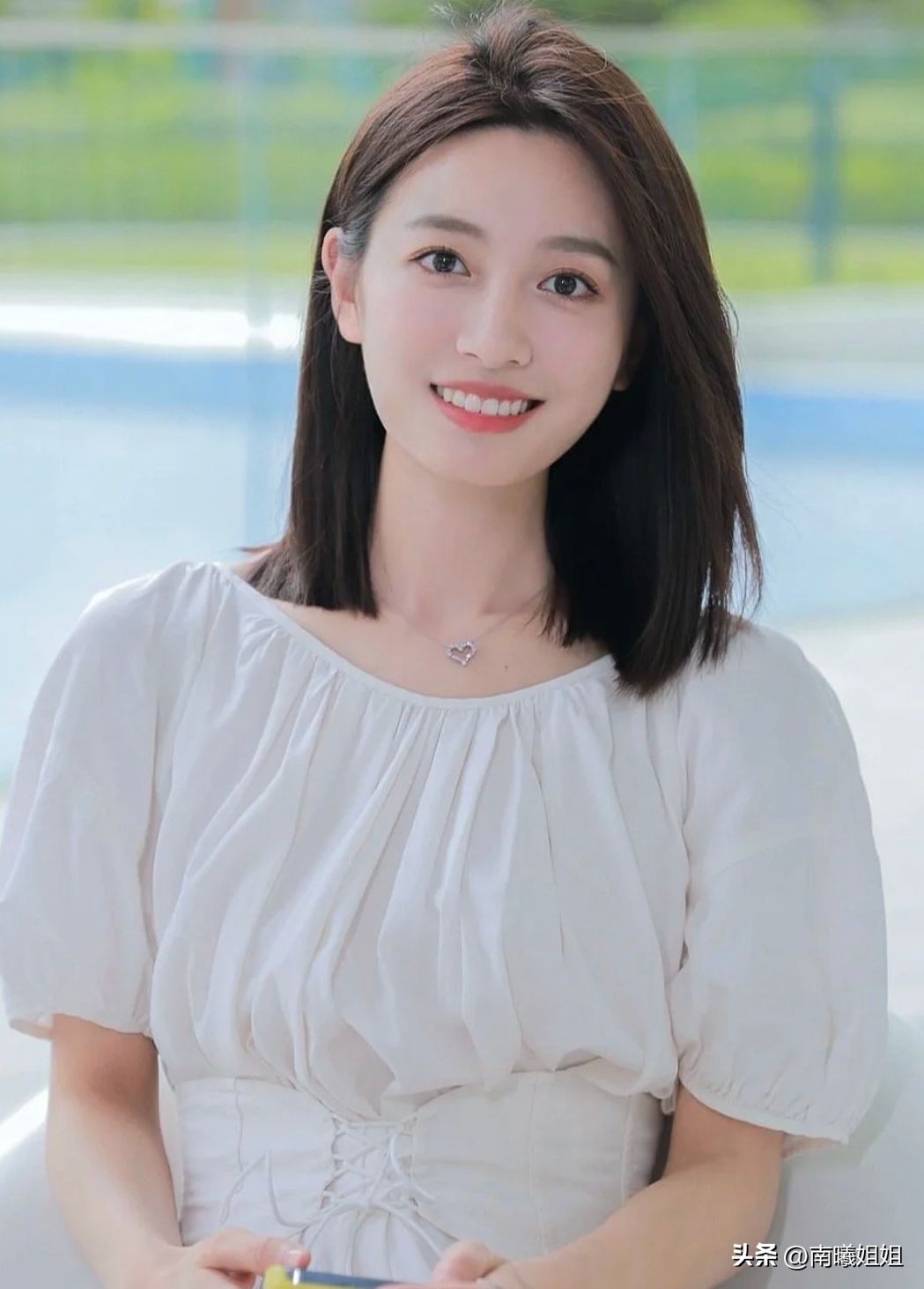 矮脸圆脸颧骨高适合扎发还是披发,如何判断扎发好看还是披发好看