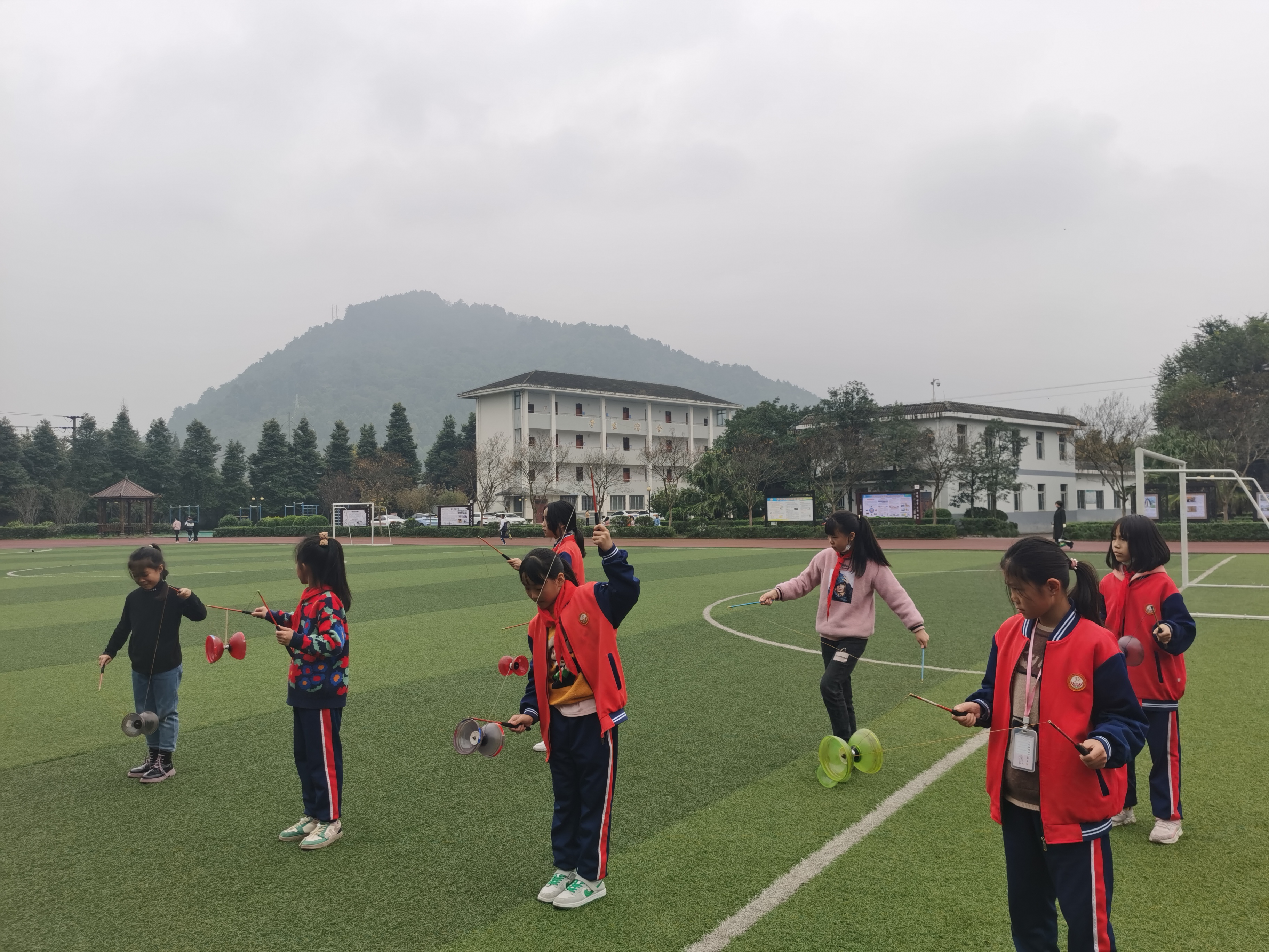 缤纷社团绽光彩,缤纷社团活力迎新宣传图