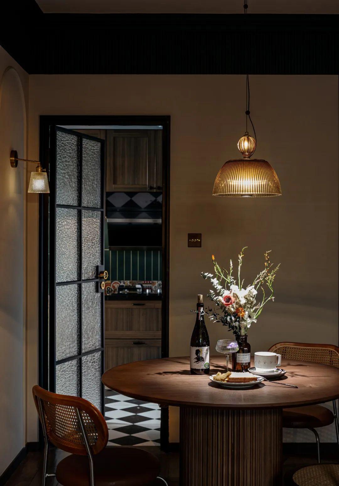 餐厅空间太小如何设计活动餐桌,3.8加4.5的餐厅可以放多大的圆桌