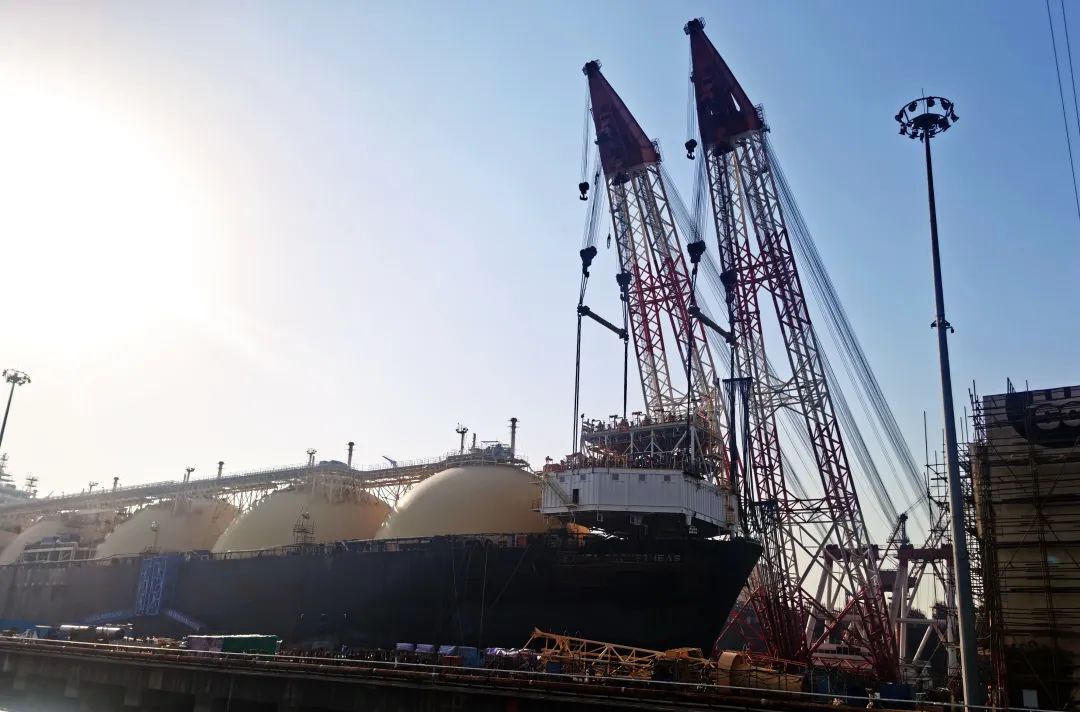 1300吨模块吊装！“格里亚”轮再气化模块“安家落户”！