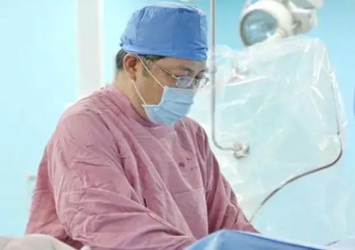 张红医生吸尿救人,张红医生飞机上救人评论