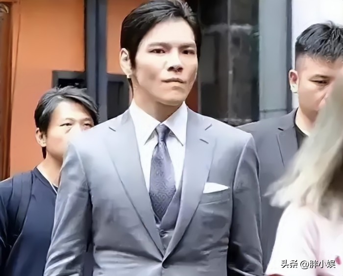 向佐郭碧婷最新消息和照片,向佐郭碧婷甜蜜依偎肤色差距明显