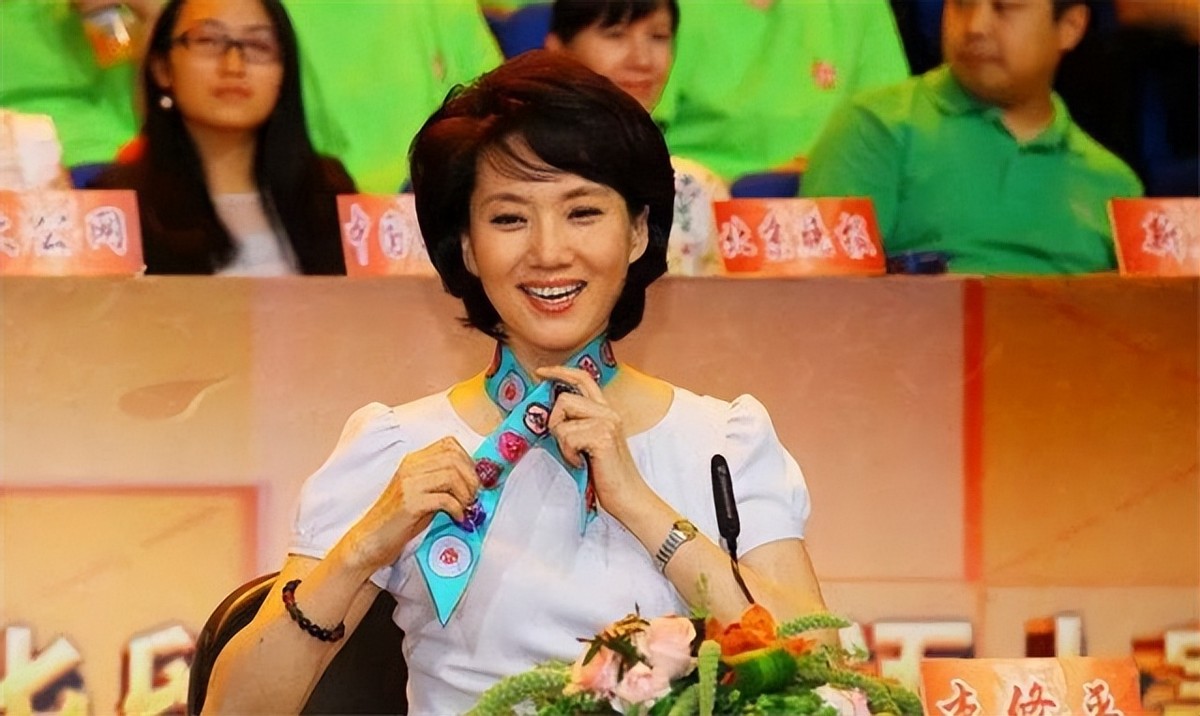 央视90后新闻联播主持人,中央台新闻联播女主持人飙泪