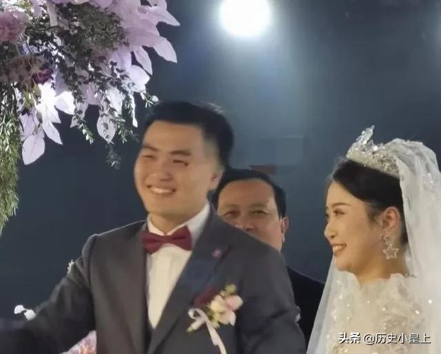 川航8633事件后,副驾驶治疗期间,与女航医恋爱,2022年举办婚礼