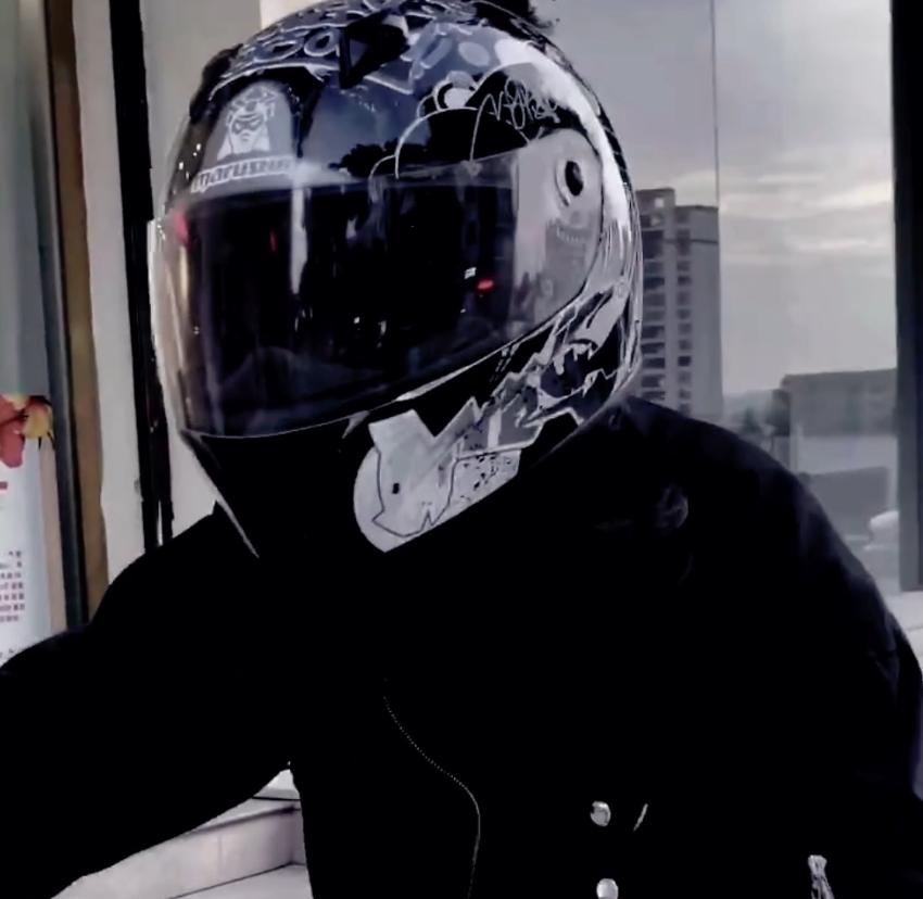 网恋女友是男生！因长相太漂亮出门被路人搭讪，上厕所也要查身份