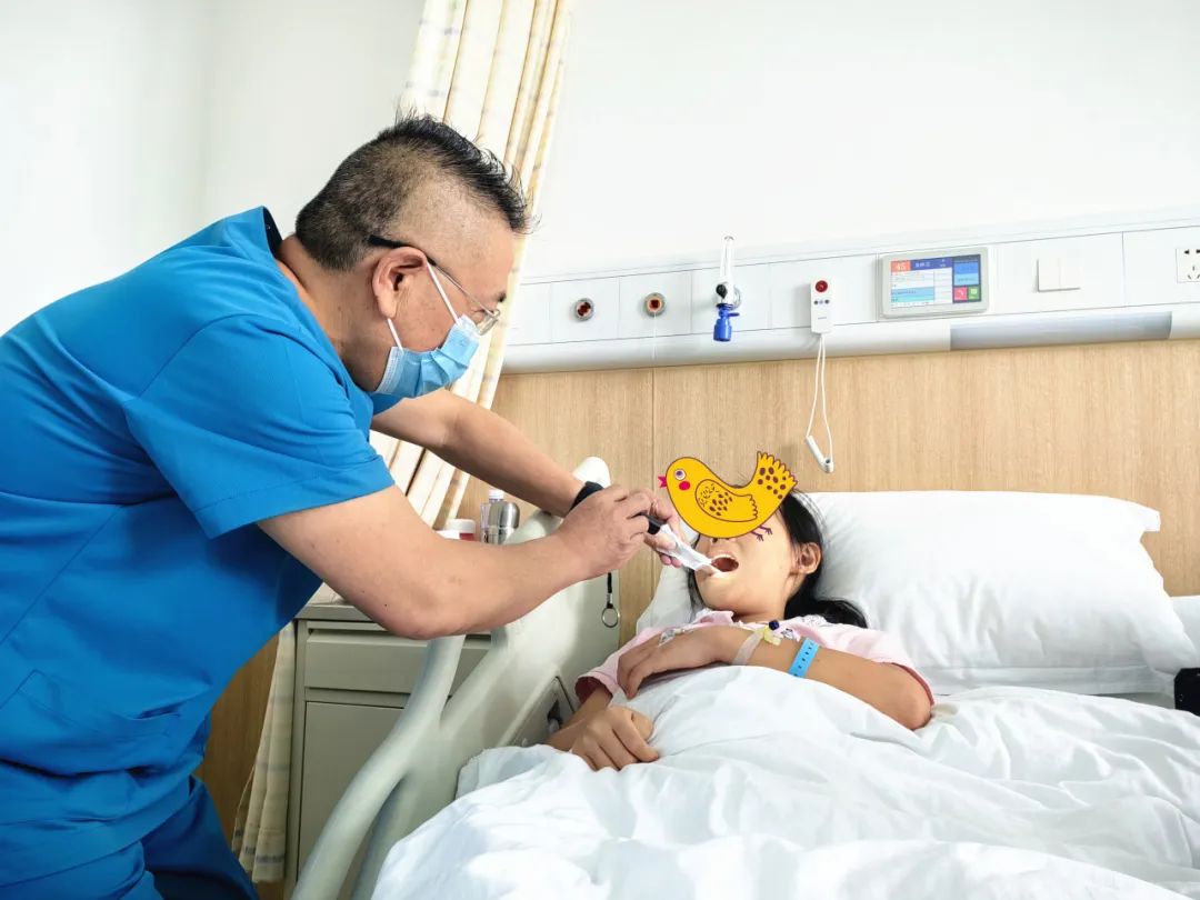 腺样体肥大造成嘴唇变厚会变丑吗,用嘴呼吸变丑还是腺样体肥大变丑