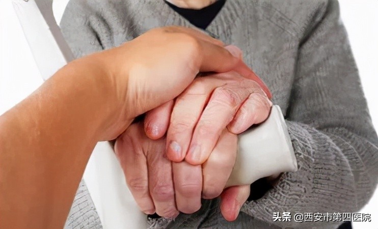 #健康中国行动2030#【吃鸡有风险！六旬老人不慎将4cm鸡骨头卡在喉咙】