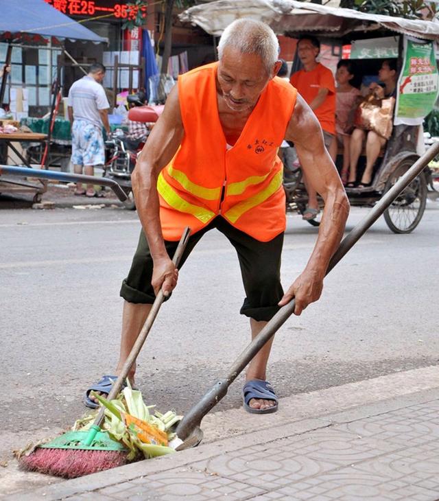 清洁工大叔三个月工资,清洁工大叔买手机后续