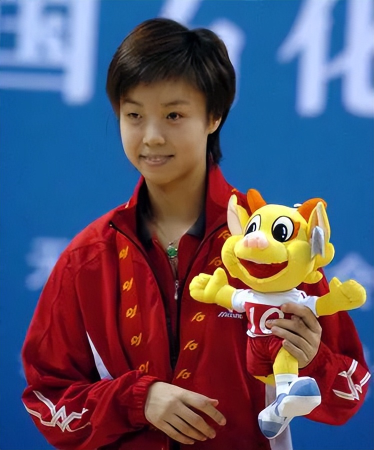 她是世界女乒第一人,大20岁老公与袁立同居12年,转身把她宠上天