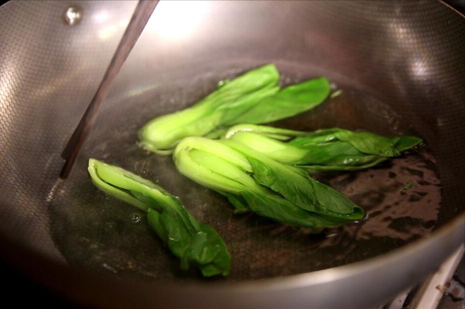 蒸青菜包子，为何总是发黄？教你2招，青菜翠绿不变色，香喷喷的