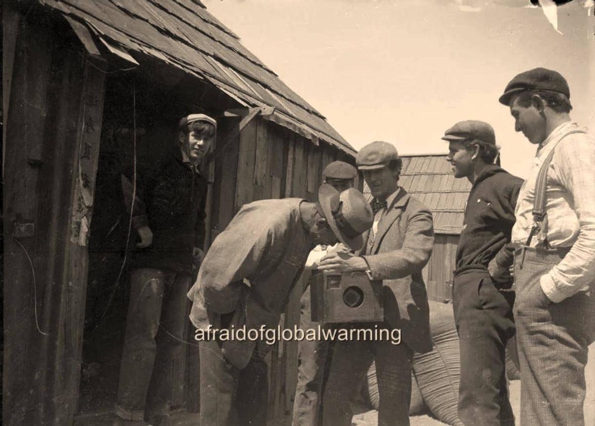 日军兽行照片:当着父亲的面玷污他女儿,临走还残忍割下妻子乳房