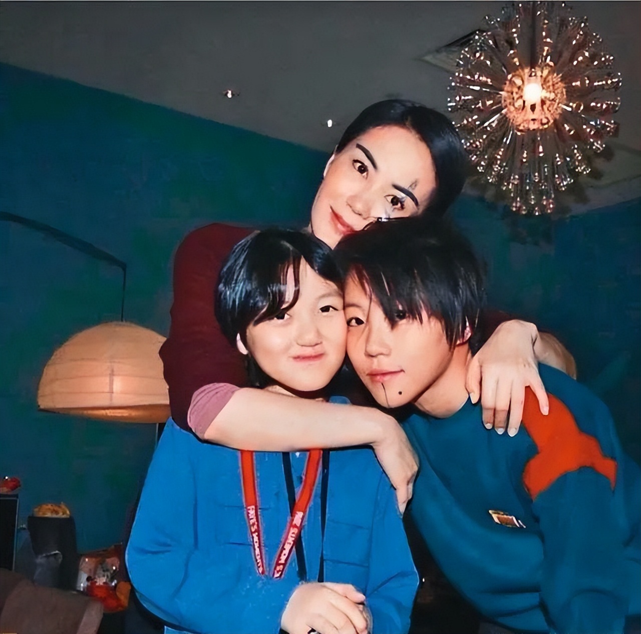 王菲和谢霆锋现身机场,王菲与谢霆锋现身机场