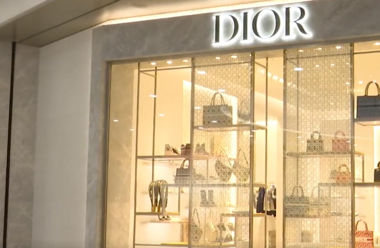 女子花4万买迪奥怀疑是假货,女子买的迪奥包竟是假货