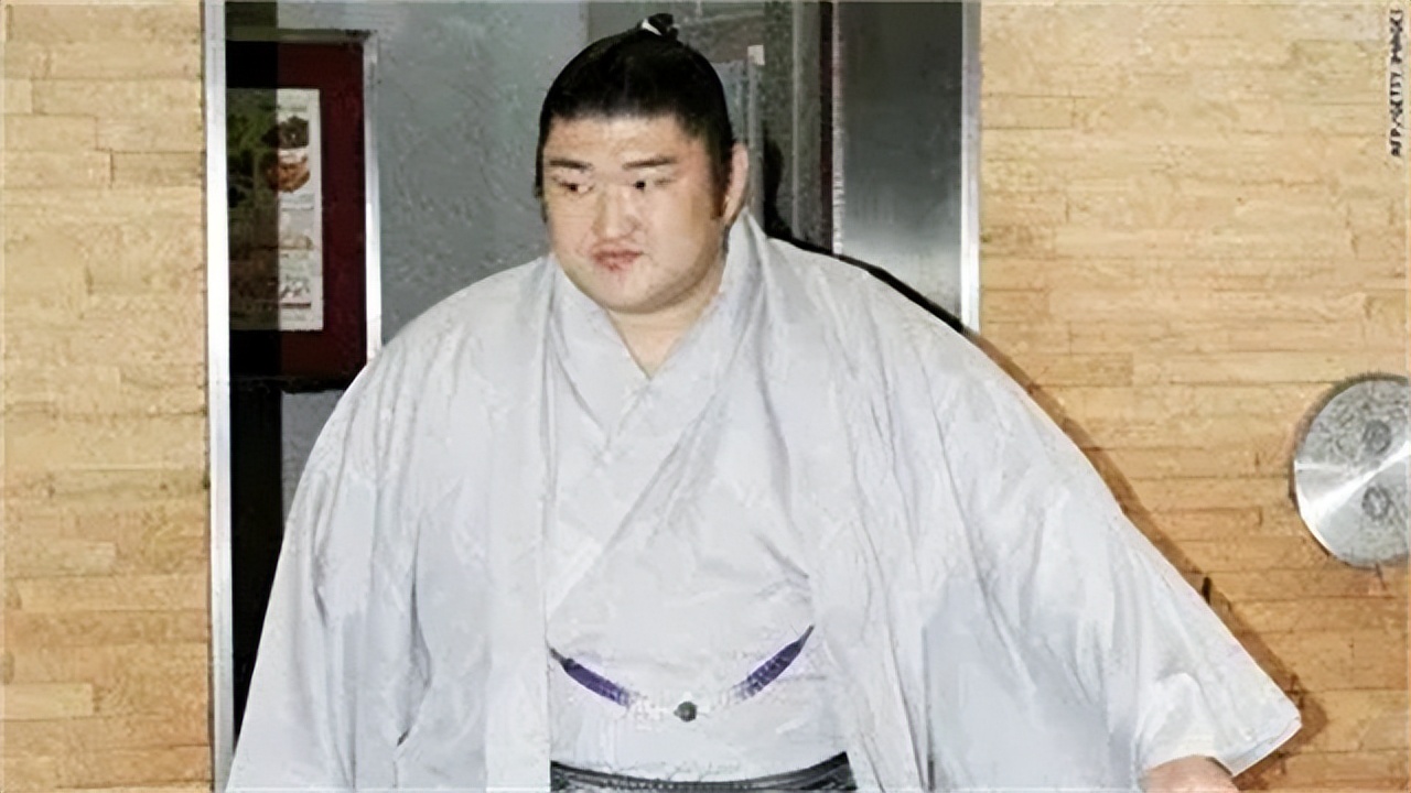 日本女人为什么想嫁给相扑手,日本女人和相扑手的结婚照