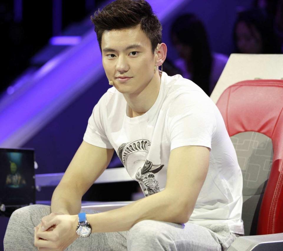 惊艳泳坛宁泽涛26岁退役现状,宁泽涛从泳坛退役后转战高尔夫