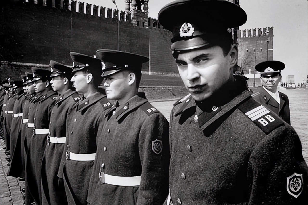 普京为什么走路左手不摆动,普京为什么走路总是一只胳膊不动