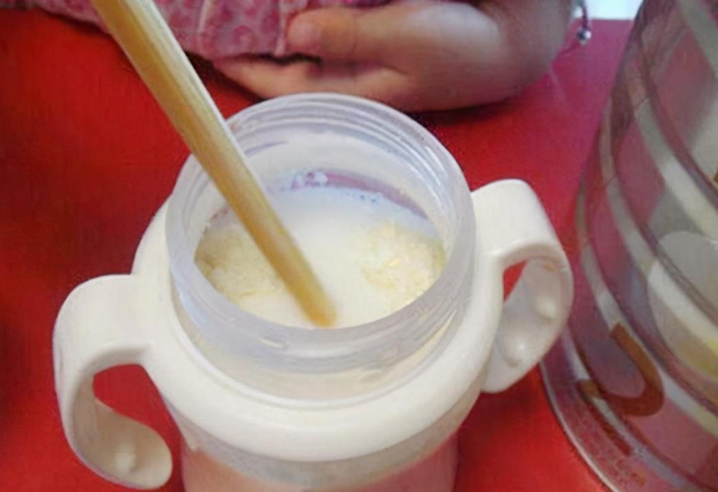 宝爸直接用热水冲奶粉被月嫂骂了，这才是正确的冲奶粉方式