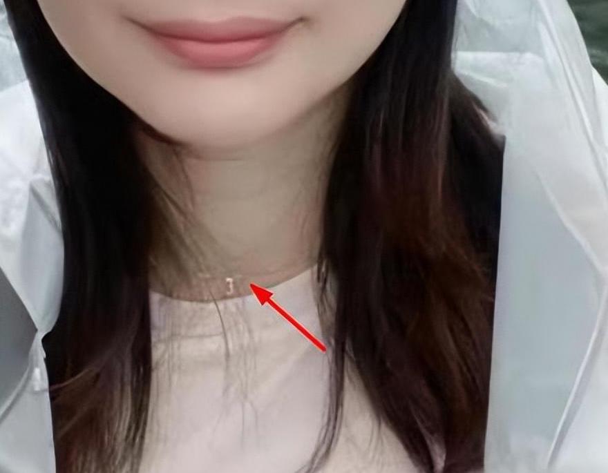 郭晶晶为什么一脸皱纹,郭晶晶罕见戴百万首饰亮相活动