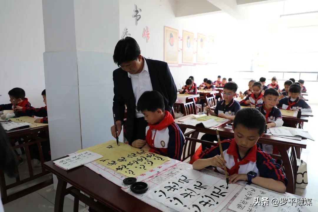 罗雄街道东屏小学大课间操,罗平罗雄街道东屏小学