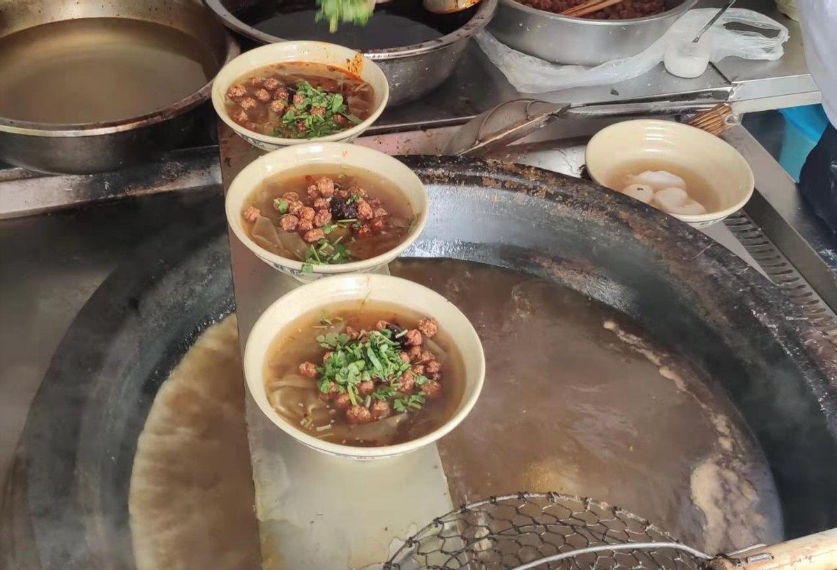 江苏徐州夫妻做百年丸子汤，6元一碗祖传5代，天不亮就排队