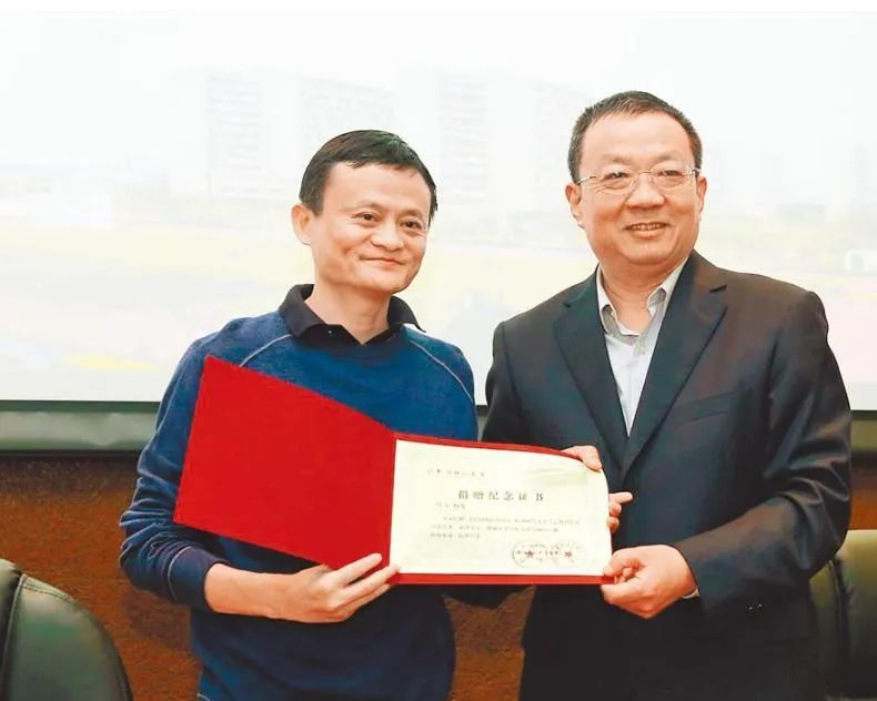 香港第9富豪蔡崇信挨罚50万美元，让球员搭私人包机，好心办错事