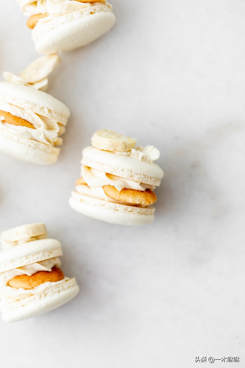 香蕉布丁风味法式马卡龙、香蕉布丁糖霜、尼拉威化饼和冻干香蕉
