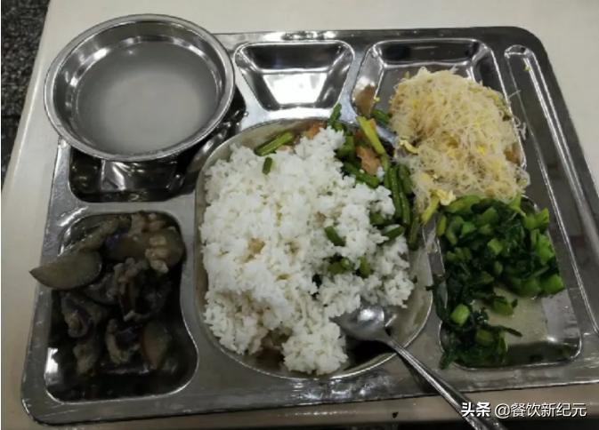 小伙吐槽食堂,吐槽厂里伙食不好