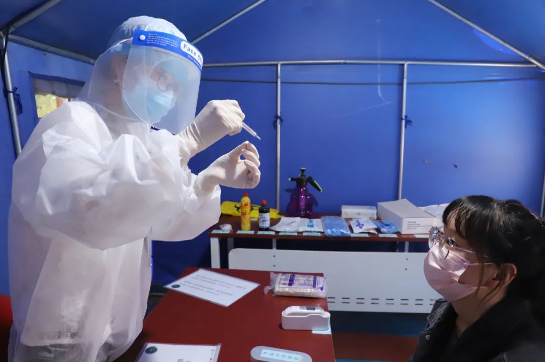 学校新冠肺炎疫情防控工作简报,小学开展新冠肺炎疫情教育