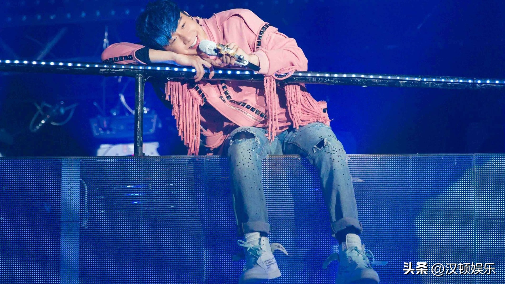 林俊杰给粉丝戴戒指,林俊杰与歌迷互动好有爱的瞬间