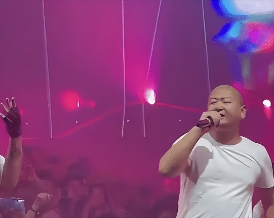 网红giao哥回应酒吧演出被打,网红giao哥现身酒吧捞金十分钟