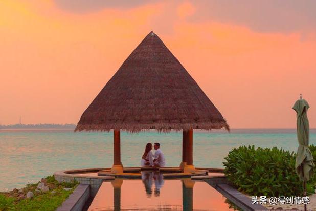 男朋友送廉价礼物怎么高情商回复,男友送廉价礼物对方应如何回应