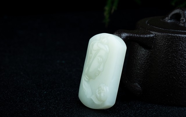 和田白玉泛黄还是泛青好,佩戴和田白玉对身体有什么好处