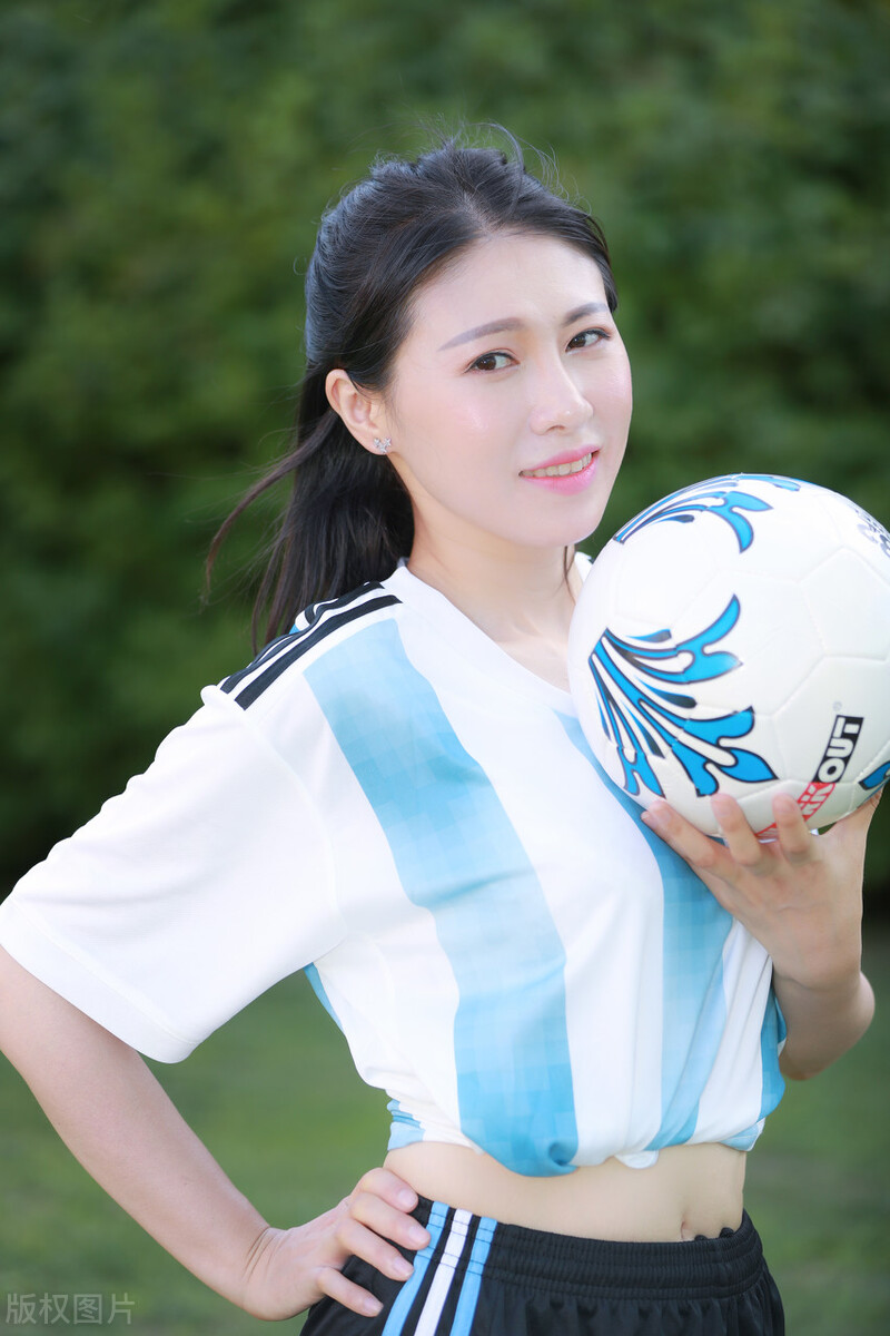 音乐人陈尚依化身足球宝贝拍世界杯写真