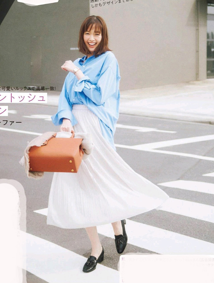 藏蓝色衬衫穿搭什么风格,蓝色衬衫怎样搭配出时尚的感觉