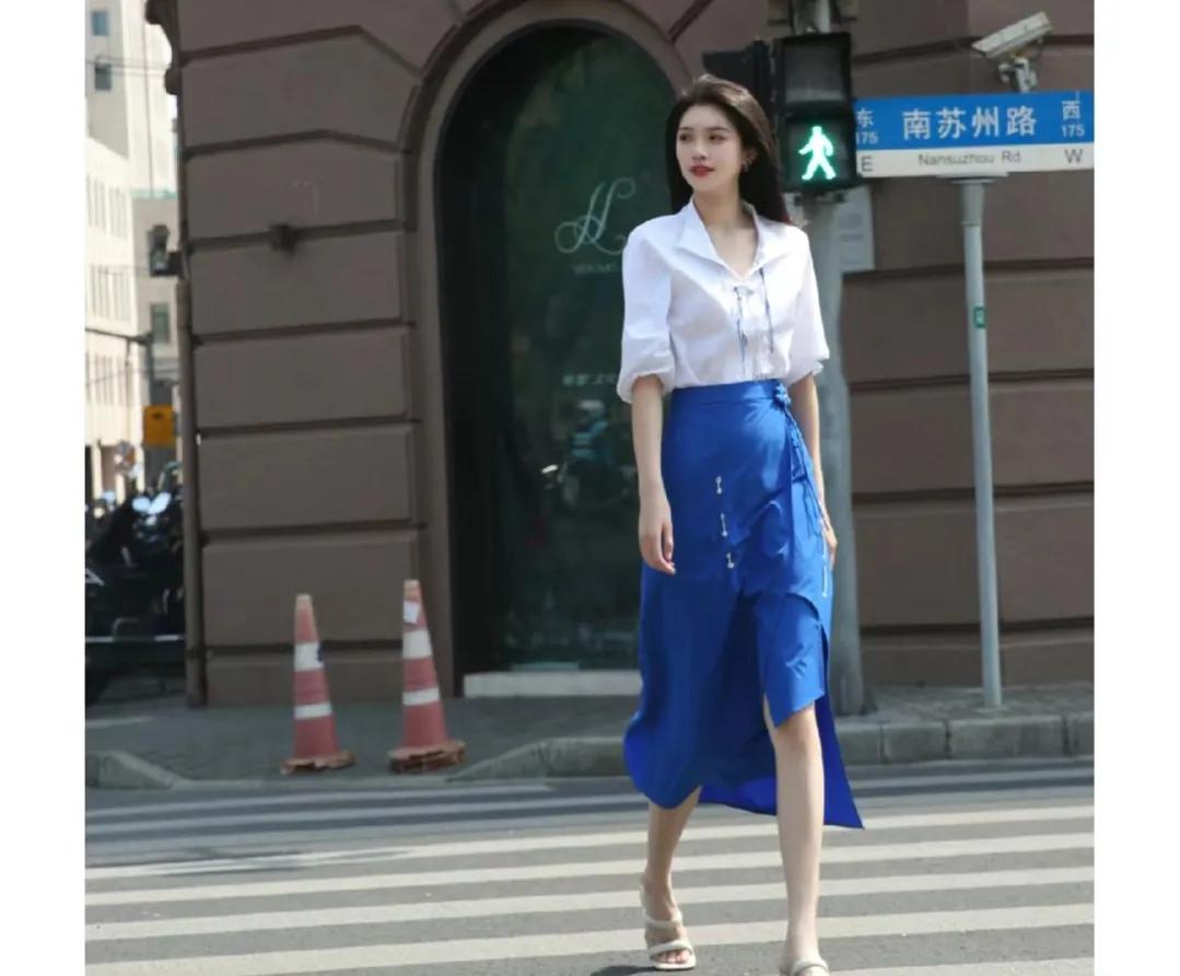 衬衫半裙如何搭配优雅时髦,穿白衬衣配半裙优雅大气又温柔