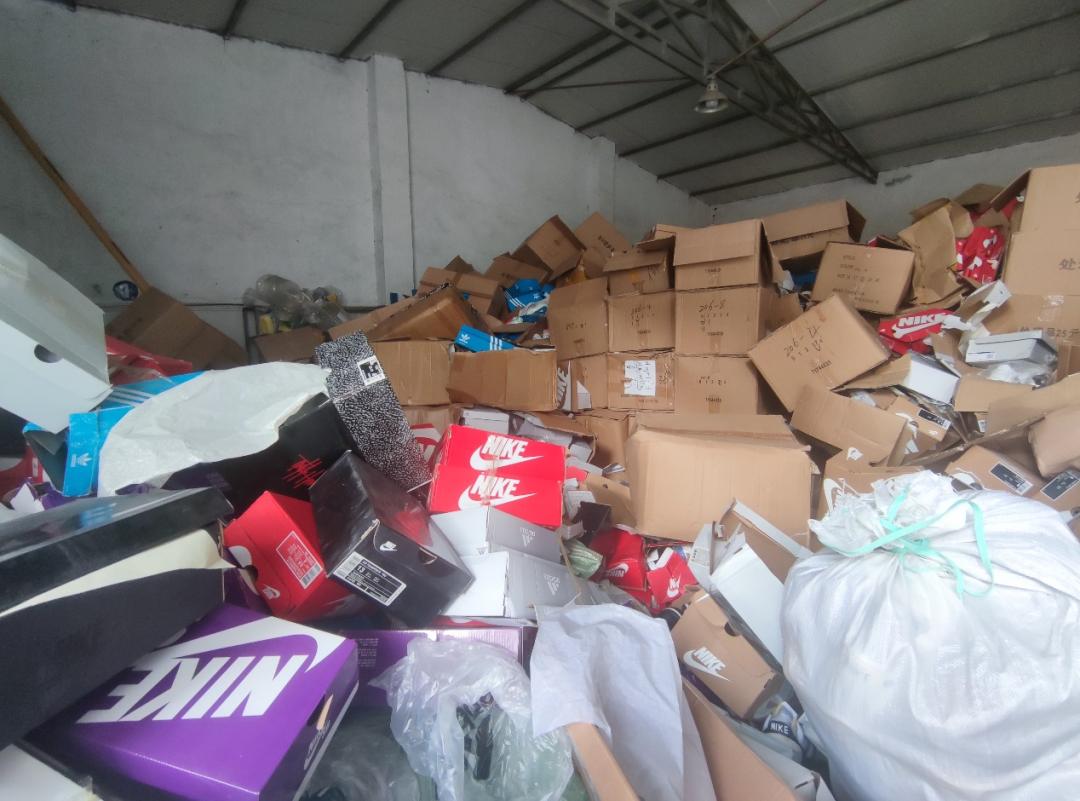 品牌实体店卖假货被抓,卖大牌假货被抓现场