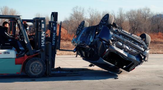 请注意这不是电影特效！影酷在非人道“虐车”下存活了！
