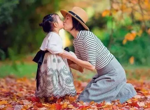 小女孩疑遭父母当街残忍虐待后续,一岁女婴被虐待