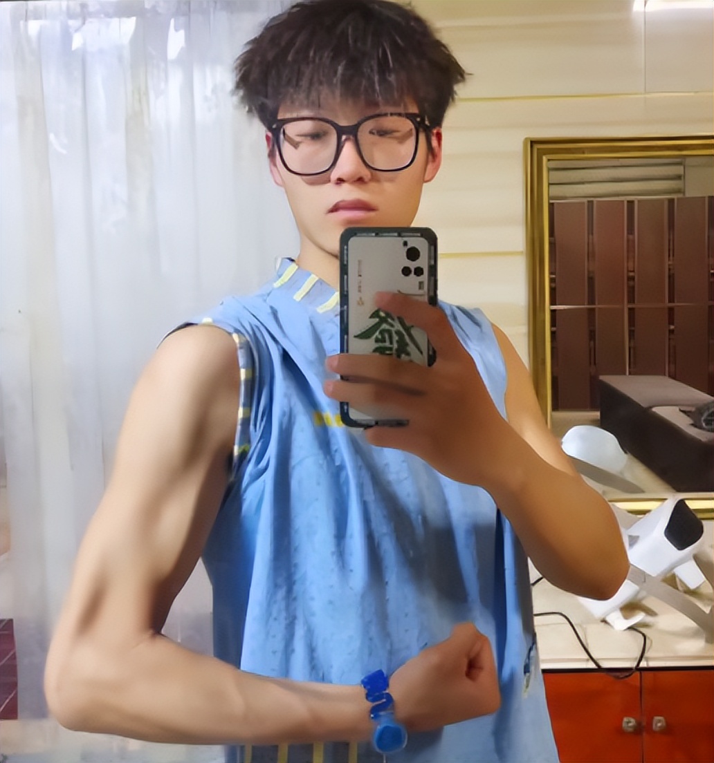 00后大学生寒假搓澡工,为挣旅游费大学生当搓澡工