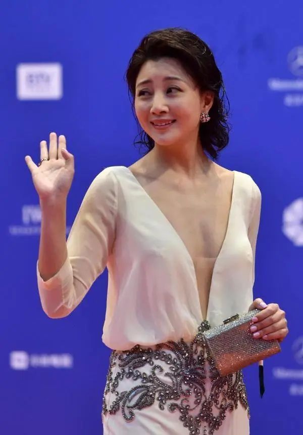 刘嘉玲关晓彤同框,穿旗袍大秀窈窕好身材