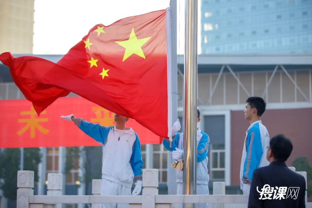 千名学生传递巨幅国旗,开学典礼百人传旗