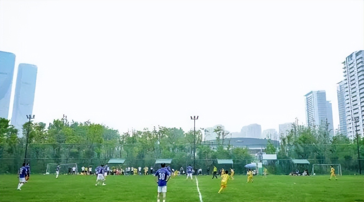 “挤”出来嵌入式球场，萧山人的足球梦